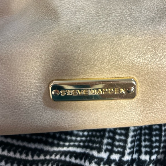 Steve Madden handbag. Beautiful beige color with pretty black & white interior - Picture 2 of 10